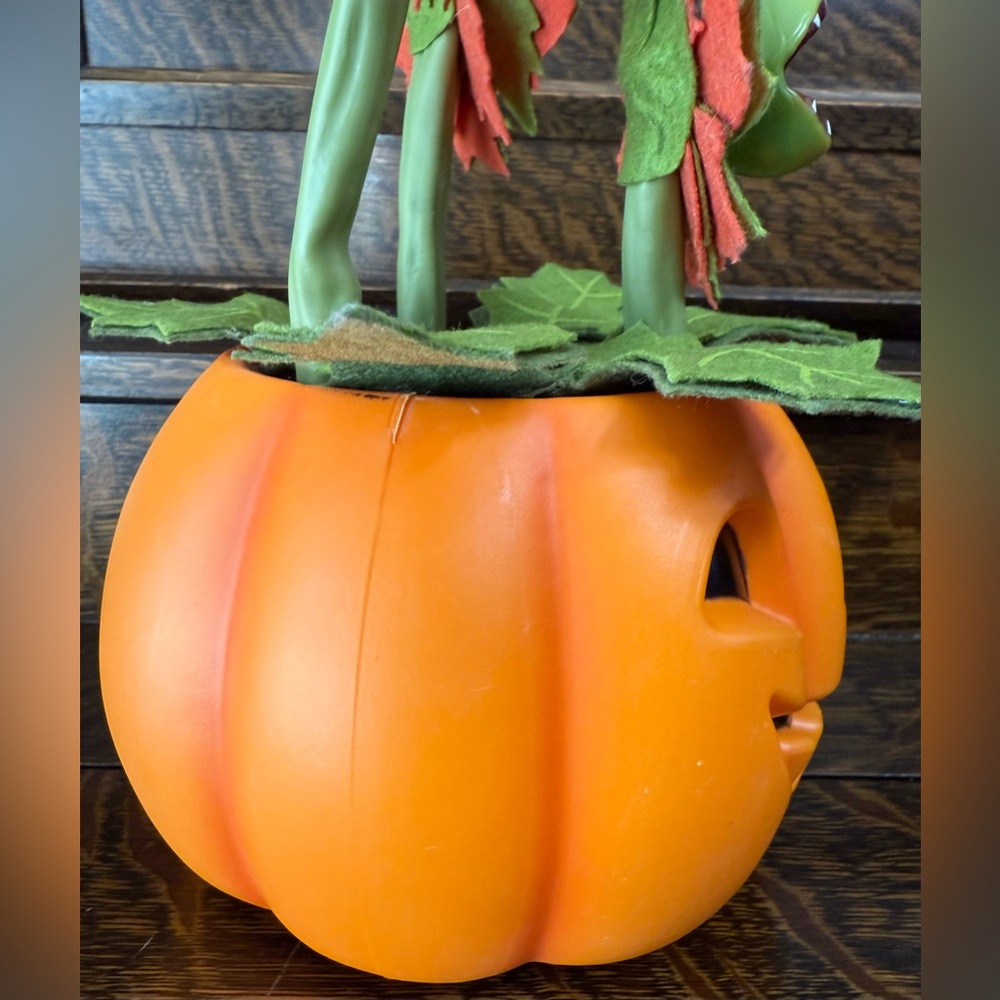 Hyde & EEK Animated Pumpkin Dancing Singing Venus Flytrap Vines Halloween Decor - Picture 8 of 17